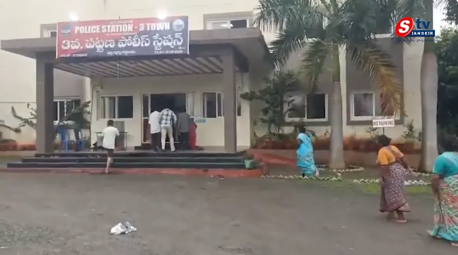 కొత్తగూడెం 3-టౌన్ పీఎస్‌లో భీభత్సం.. చితక్కొట్టుకున్న ఇరువర్గాలు! Extra Marital Affair Issue