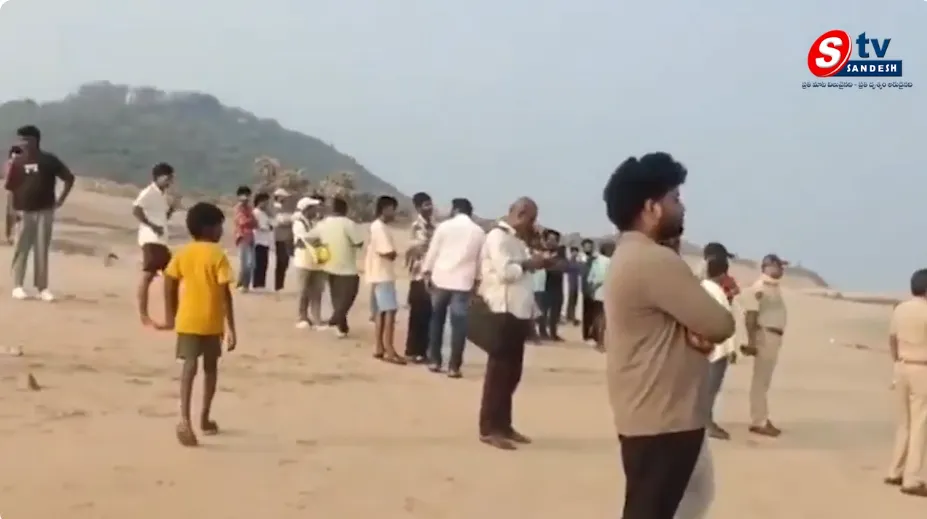 విశాఖ రుషికొండ బీచ్‌లో విషాదం.. సముద్రంలో గల్లంతైన ముగ్గురు విద్యార్థులు!