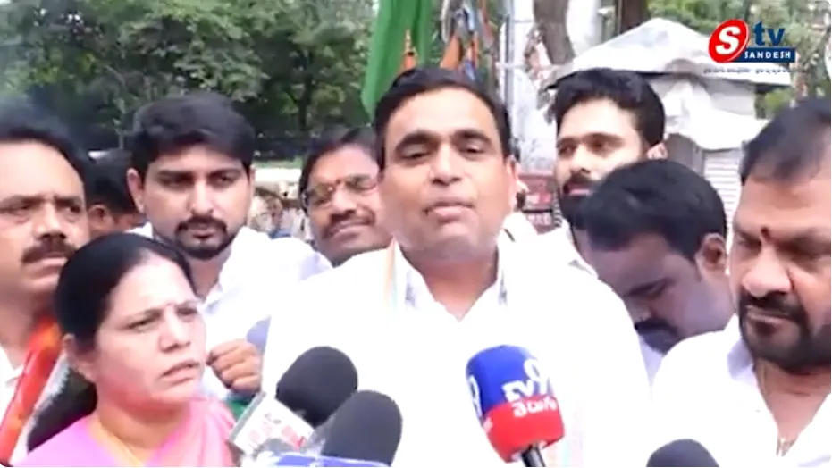 దళిత స్పీకర్‌కు అవమానంపై భగ్గుమన్న కాంగ్రెస్: గాంధీభవన్‌లో తాతా మధు దిష్టిబొమ్మ దహనం!